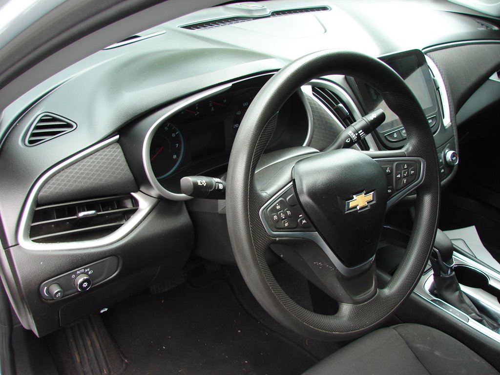 2022 Chevrolet Malibu LS photo 8