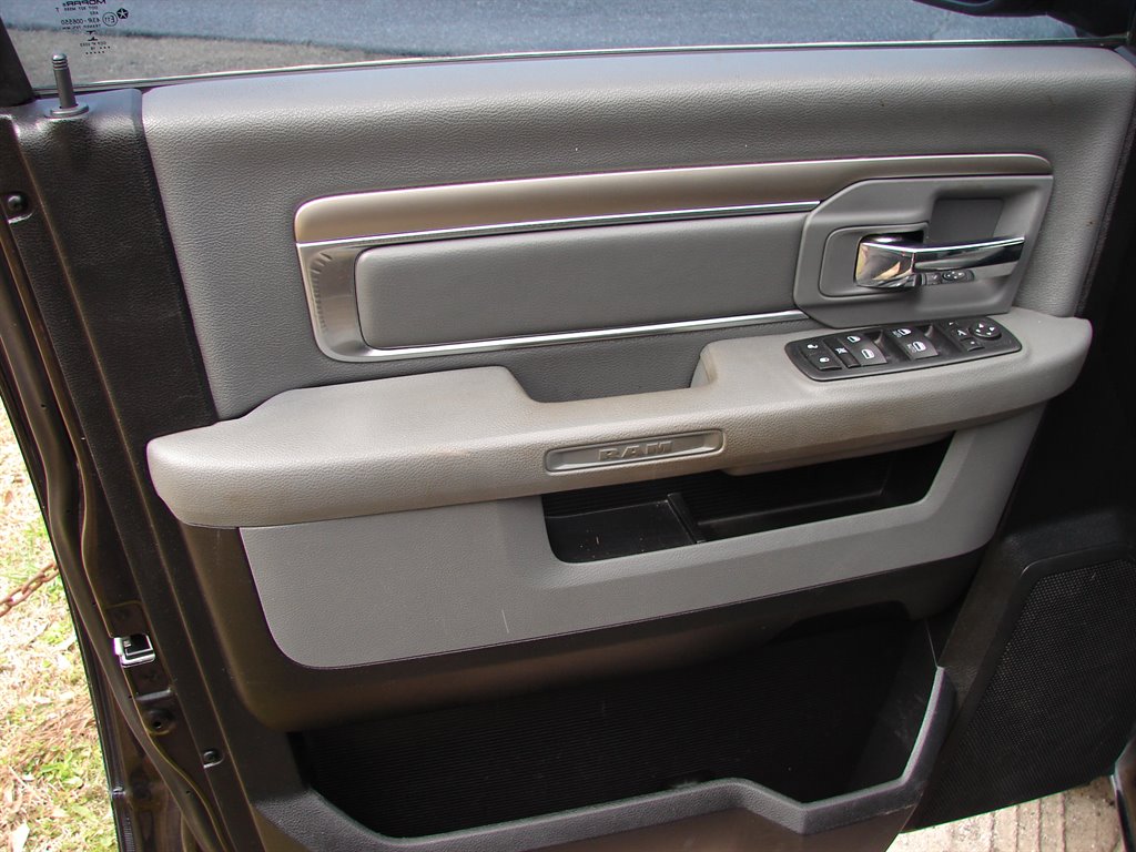 2017 Ram 1500 SLT photo 6