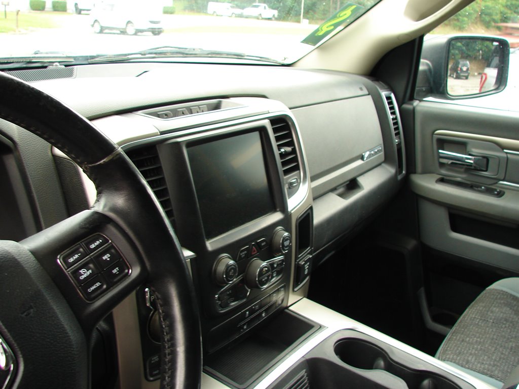 2017 Ram 1500 SLT photo 8