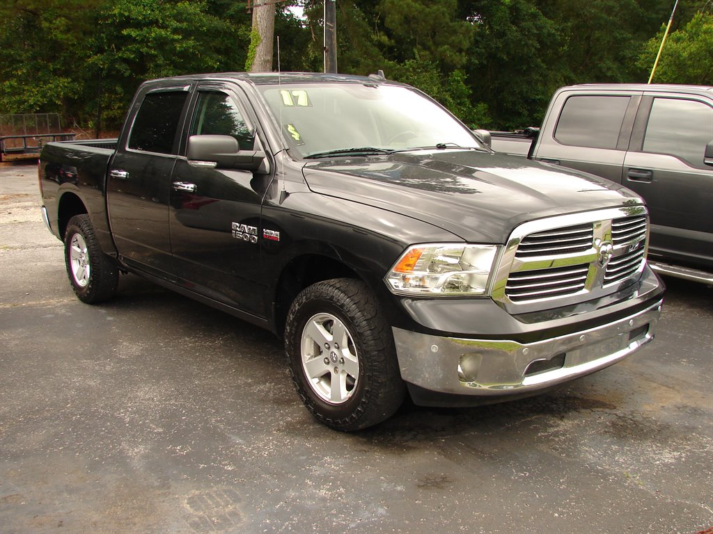 2017 Ram 1500 SLT photo 3