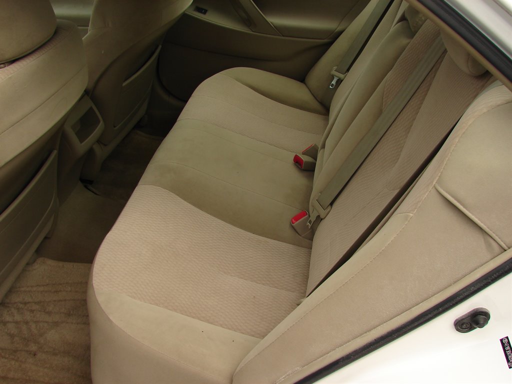 2010 Toyota Camry LE photo 10