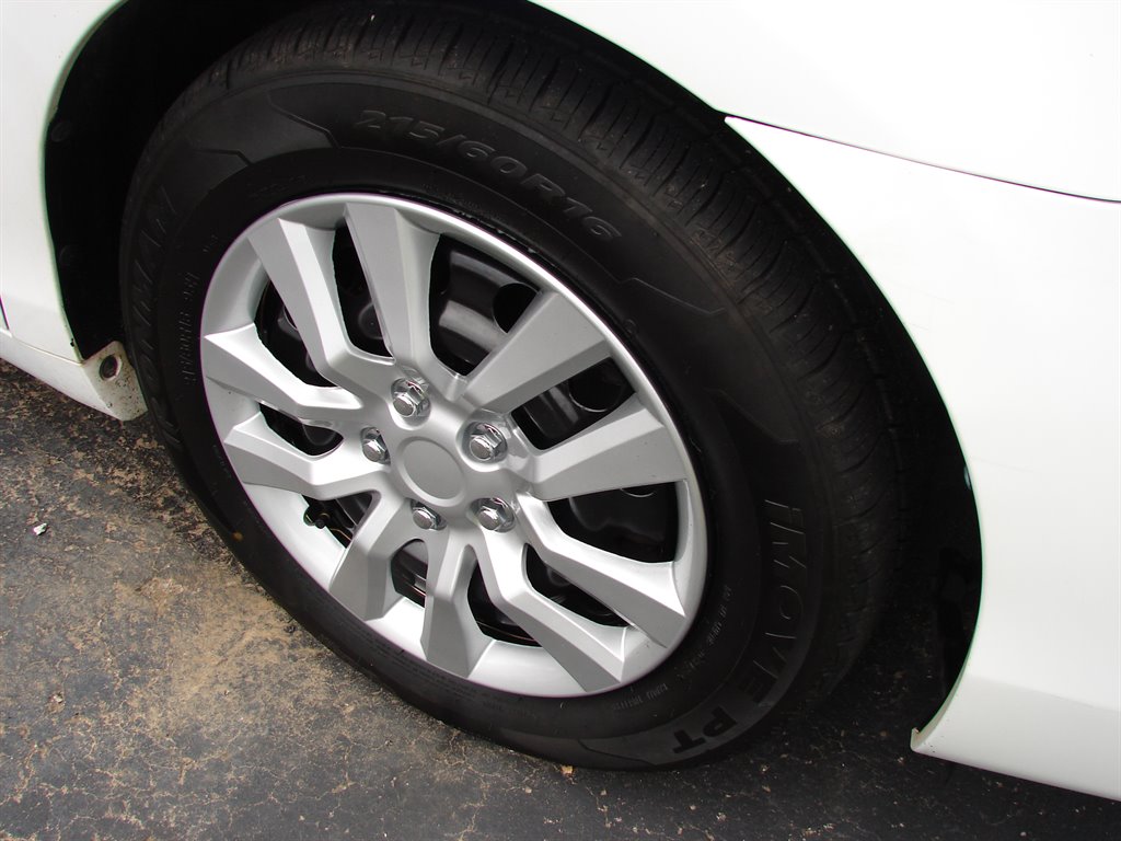 2010 Toyota Camry LE photo 4