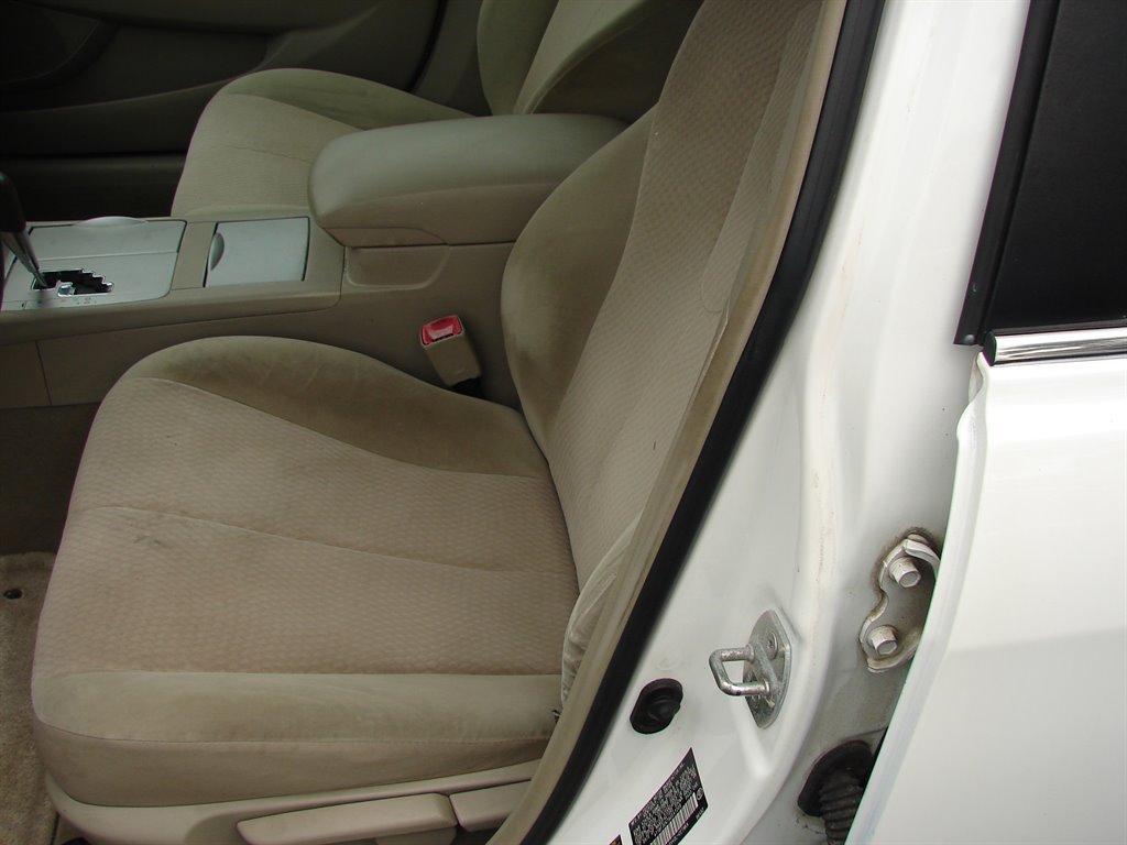 2010 Toyota Camry LE photo 7