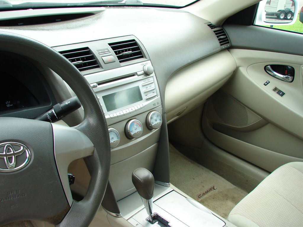 2010 Toyota Camry LE photo 2