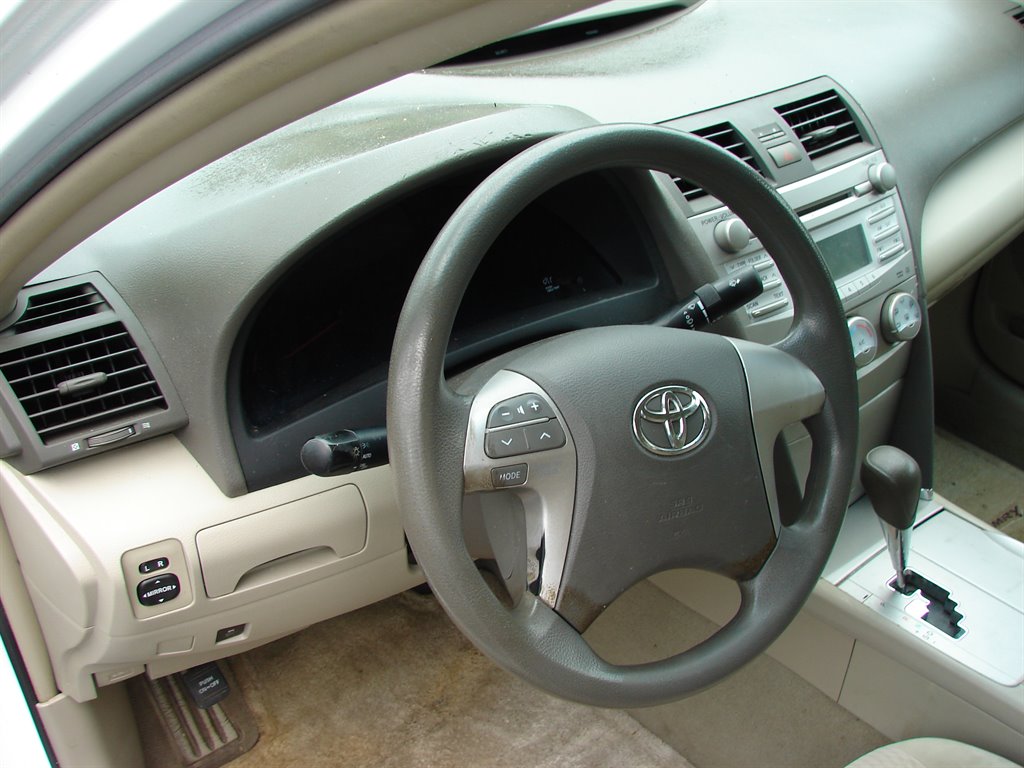 2010 Toyota Camry LE photo 8