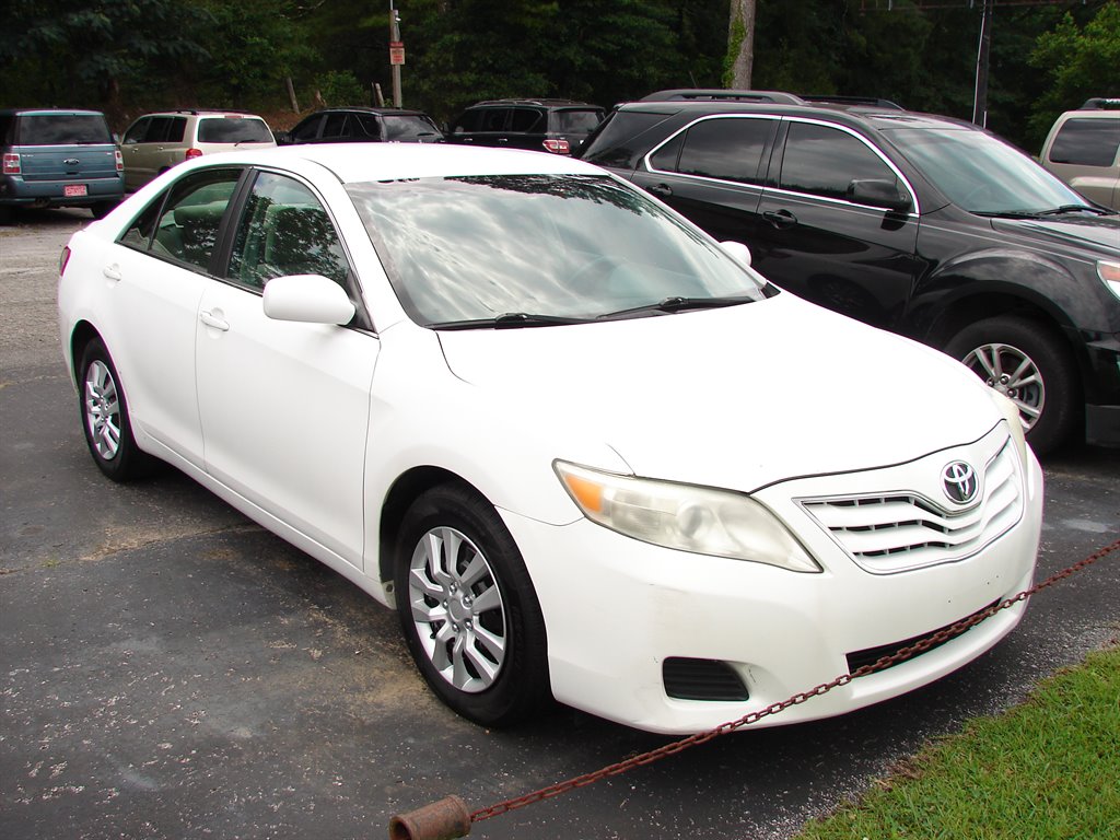 2010 Toyota Camry LE photo 3