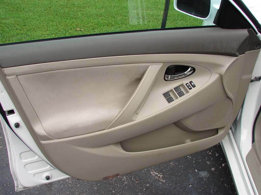 2010 Toyota Camry LE photo 6